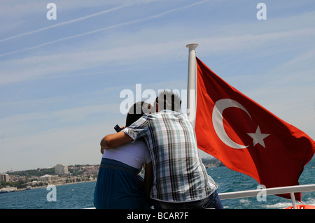 Junge Paare in Istanbul zeigen ihre Liebe öffentlich wie hier auf einer der öffentlichen Fähren Stockfoto