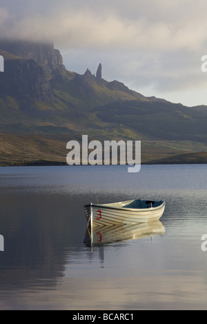 Ruderboot auf Storr Seen, Isle Of Skye, Schottland Stockfoto