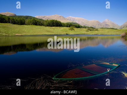 Versunkene Schiff in See, Glen Etive, Schottland Stockfoto