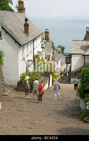 Touristen, die ihren Weg nach unten A gepflasterten Hill In Clovelly Nord-Devon England Stockfoto