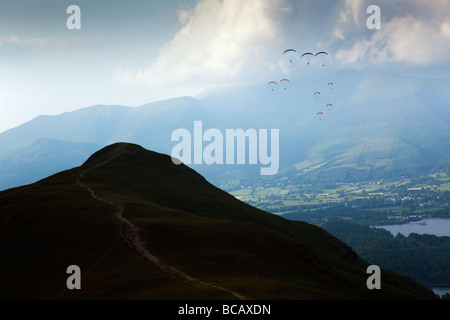 Para gleiten hoch über Catbells Berg und Derwent Water, Derwent Wasser "Lake District" Cumbria England UK Stockfoto