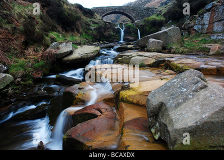 Die Packhorse Bridge ist ein sehr malerischer Punkt auf dem AX Edge Moor, wo sich die Grafschaften Ceshire, Derbyshire und Staffordshire in England treffen Stockfoto