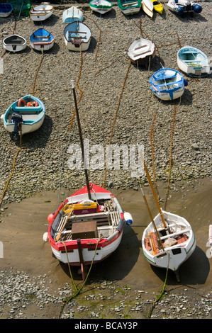 Boote bei Ebbe Clovelly Harbour Nord-Devon England auf Grund Stockfoto