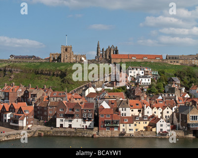 Blick über unteren Hafen Whitby East Cliff und Abtei Stockfoto