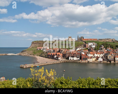 Blick über unteren Hafen zu Whitby East Cliff und Abtei Stockfoto