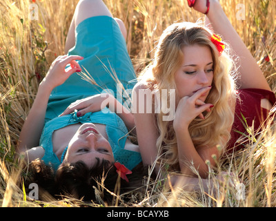 Zwei schöne junge Damen im Weizenfeld Stockfoto