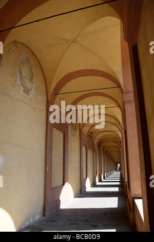 Innenraum des Portikus am längsten in der Welt führt zu die Kirche von San Luca Bologna Italien Stockfoto