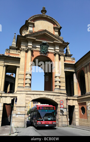 Starten des Portikus am längsten in der Welt führt zur Kirche von San Luca via Saragozza Bologna Italien auf Stockfoto