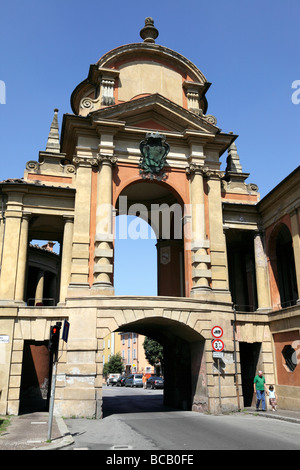 Starten des Portikus am längsten in der Welt führt zur Kirche von San Luca via Saragozza Bologna Italien auf Stockfoto