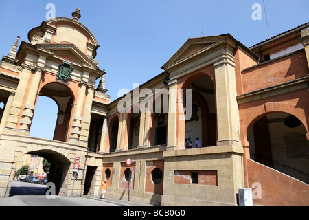 Starten des Portikus am längsten in der Welt führt zur Kirche von San Luca via Saragozza Bologna Italien auf Stockfoto