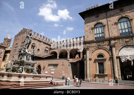 Neptun-Brunnen mit dem Palazzo re Enzo im Hintergrund Piazza del Nettuno Bologna Italien Stockfoto