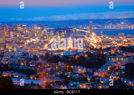 San Francisco, Kalifornien und der Bay Bridge gesehen aus dem Twin Peaks bei Dämmerung Stockfoto