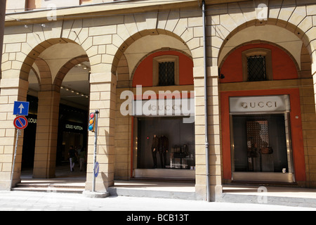 die teuren Einkaufspassagen entlang via Farini beherbergen viele Luxus Kleidung Geschäfte Bologna Italien Stockfoto