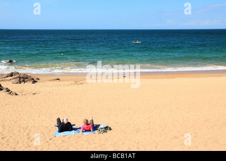 Menschen auf Greve de Lecq Sonnenbaden am Strand Jersey Kanalinsel, Großbritannien Stockfoto