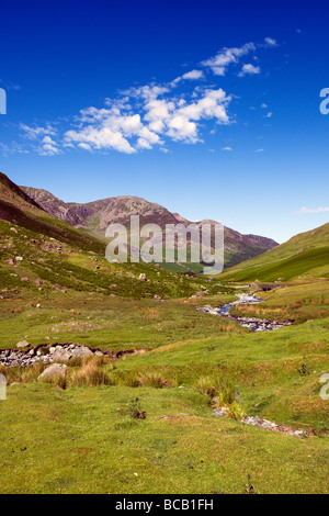 Honister Pass mit Gatesgarthdale Beck unter den Honister Felsspitzen, Buttermere "Lake District" Cumbria England UK Stockfoto