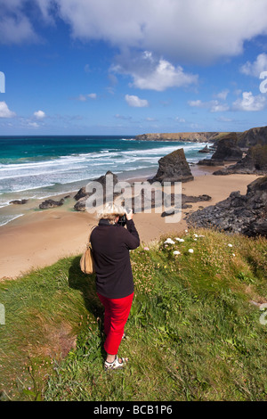 Fotografen nehmen Foto von Bedruthan Steps Strand und Atlantik Surf in Sommersonne Cornwall England UK-Vereinigtes Königreich-GB Stockfoto