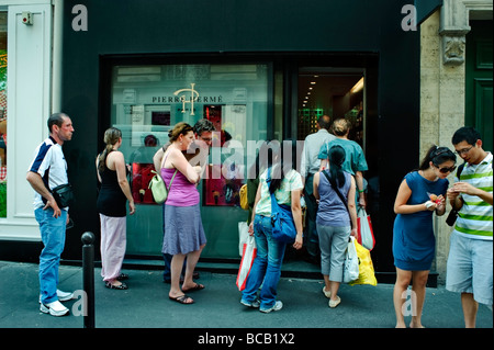 Paris Frankreich, französisches Gebäck, Schokoladengeschäft 'Pierre Hermé' außerhalb der Warteschlange, Schlange stehen, Ladenfront, Einkaufsgeschäft für Teenager, Geschäft Stockfoto