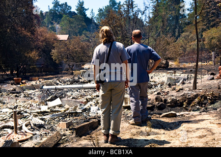 California Wildfire Zerstörung in Santa Cruz Mountains Hausbesitzer ihre zerstörte Heimat betrachten Stockfoto