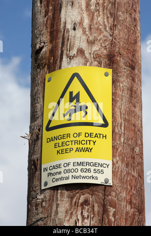 Ein Strom-Warnschild in Großbritannien. Stockfoto