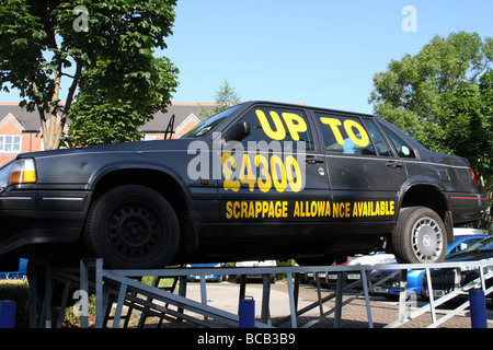 Ein altes Auto verwendet wird, um die Abwrackprämie Zulage bei einem Händler in einer Stadt, U.K werben. Stockfoto