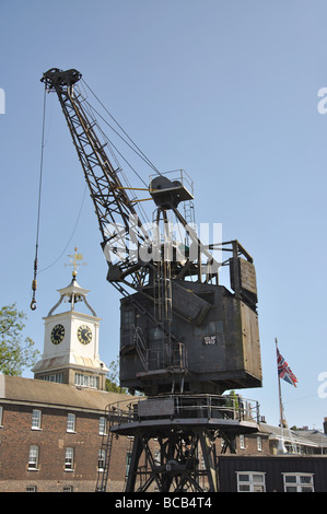 Alter Kran und Naval Lagerhaus, Chatham Historic Dockyard, Chatham, Kent, England, Vereinigtes Königreich Stockfoto