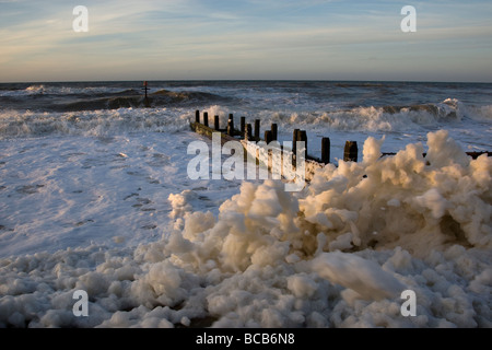 Schaum auf Flut, North Norfolk Stockfoto