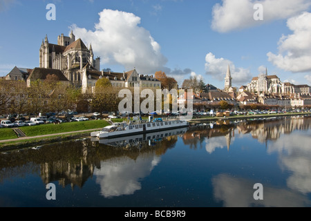 Die Uferpromenade von Auxerre, Yonne, Burgund, Frankreich Stockfoto