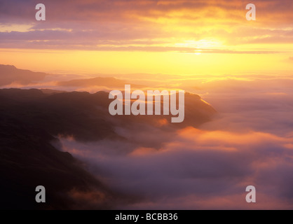 Sonnenuntergang über eine Temperaturinversion im Eskdale Valley Lake District UK Stockfoto