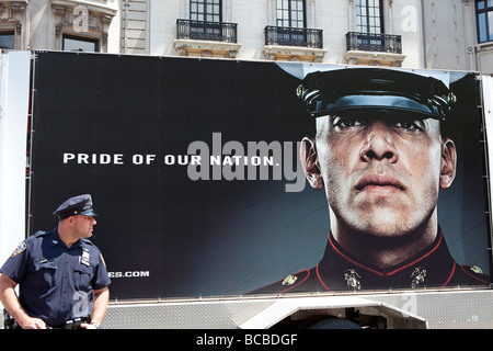 Polizist mit einem Plakat der USA marines Stockfoto