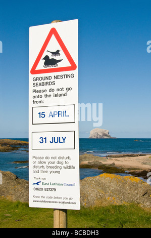 Ein Schild Warnung vor Boden brütende Vögel, Wanderer aus dem Bereich, in North Berwick, Schottland bleiben Fragen Stockfoto