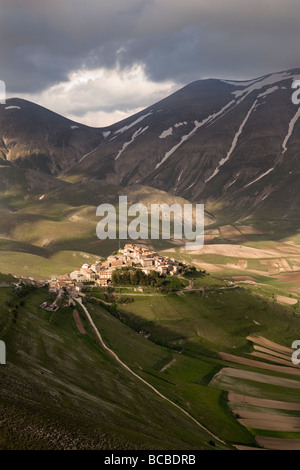 Sonnenuntergang über schöne Dorf Castellucio am Piano Grande in Italienisch Monti Sibillini Nationalpark in Umbrien Stockfoto