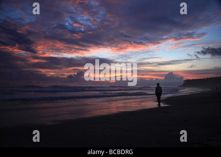 Einen wunderschönen Sonnenuntergang am Strand von Varkala, Thiruvananthapuram, Kerala, Indien. Stockfoto