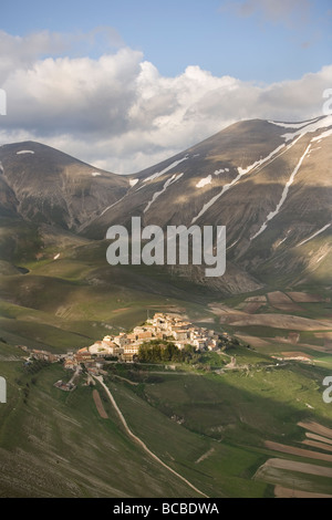 Kleine Hügel oben Dorf von Castelluccio isoliert hoch in den Bergen von den Monti Sibillini Nationalpark In Umbrien-Sonnenuntergang Stockfoto