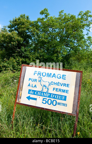 Den Ziegenkäse für den Verkauf von lokalen Farm unterzeichnen - Sud-Touraine, Frankreich. Stockfoto