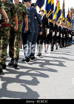 Veteranen und derzeit Portion militärische Personal marschieren in der ersten british Armed Forces Day Parade in Wantage, Oxfordshire Stockfoto