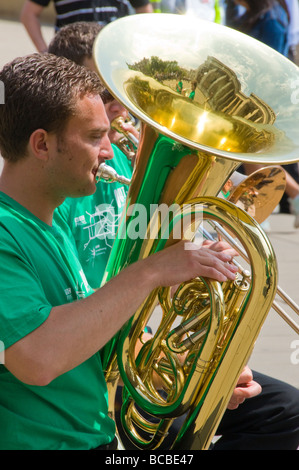 Tuba-Spieler in einer Blaskapelle, in einem outdoor-Sommer-Konzert spielen. Stockfoto