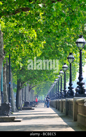 Junges Paar schlendern entlang Chelsea Embankment London SW3 Vereinigtes Königreich Stockfoto