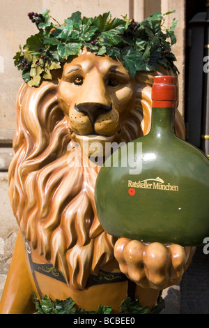 Eine verzierte Löwe steht vor der Ratskeller in der deutschen Stadt München. Dies war einer der vielen öffentlich angezeigte Statuen Stockfoto