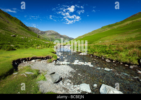 Honister Pass mit Gatesgarthdale Beck unter die Honister Felsen und Geröllhalden, Buttermere "Lake District" Cumbria England UK Stockfoto