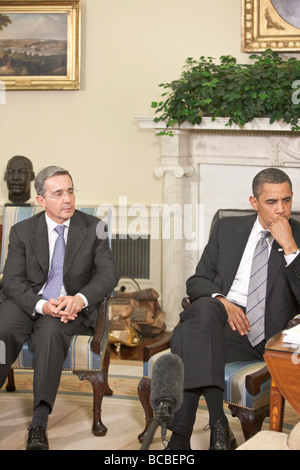 Präsident Barack Obama trifft sich mit Präsident Álvaro Uribe Velez von Columbia im Oval Office des weißen Hauses. Stockfoto