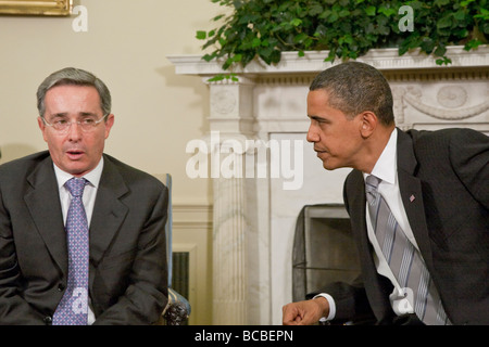 Präsident Barack Obama trifft sich mit Präsident Álvaro Uribe Velez von Columbia im Oval Office des weißen Hauses. Stockfoto