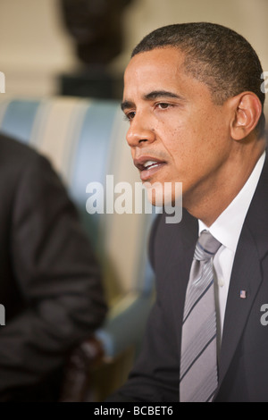 Präsident Barack Obama trifft sich mit Präsident Álvaro Uribe Velez von Columbia im Oval Office des weißen Hauses. Stockfoto