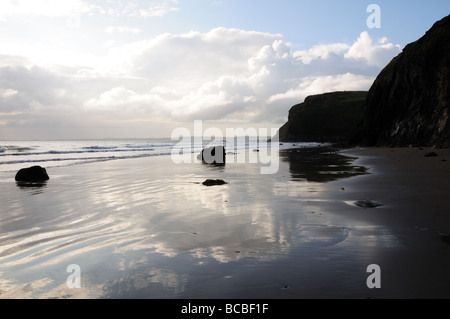 Druidston Haven Beach an einem Sommerabend Silhouette Pembrokeshire Coast National Park Wales Cymru Stockfoto