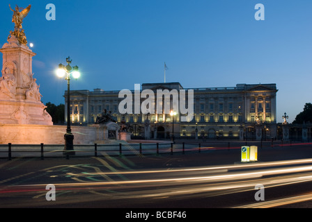 Beleuchtete Buckingham-Palast in der Nacht London England UK Stockfoto