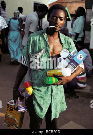 Männliche schwarze Afrika Mann Kunde beladen mit kauft verlassen Nakasero Markt Kampala Uganda Ostafrika mit Zigarette Stockfoto