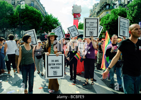 Paris Frankreich, öffentliche Veranstaltungen, Leute feiern bei der „Gay Pride“ Parade „Act Up“ AIDS Frauenaktivisten Marching with Sign, Gay Aids march (Helene) Stockfoto