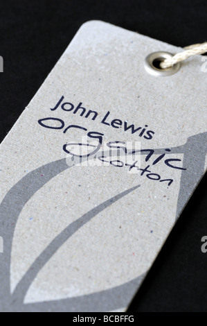 John Lewis Biobaumwolle Beschriftung auf schwarzem Hintergrund Stockfoto