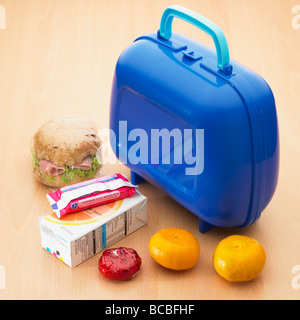 Eine Kinderschule gesunde Lunchbox / Lunchpaket mit Vollkornrolle, Satsumas Obst, leichten Käse, Orangensaft und einem süßen Keks. Stockfoto