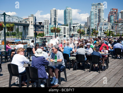 Kunden im Restaurant auf Granville Island, Vancouver, BC, Kanada Stockfoto