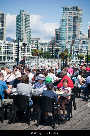 Kunden im Restaurant auf Granville Island, Vancouver, BC, Kanada Stockfoto